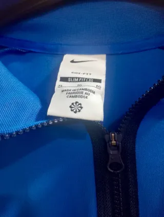 Chaqueta deportiva Nike azul y negra