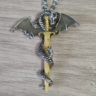 Colgante Dragón con Serpiente y Cadena