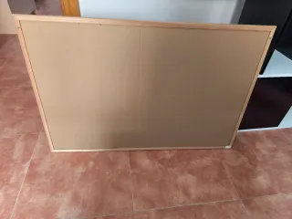 Tablero de corcho con marco de madera