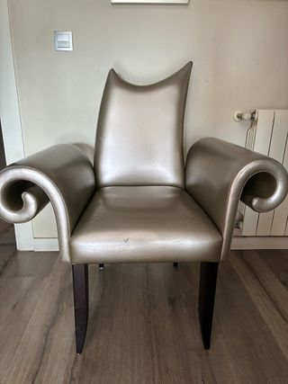 Poltrona di design in pelle e legno, pelle color champagne