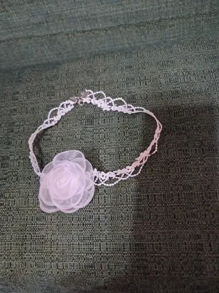Gargantilla de encaje con flor