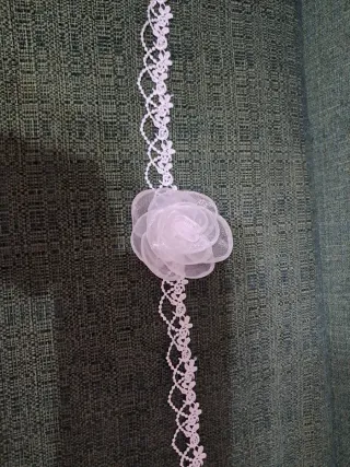 Gargantilla de encaje con flor