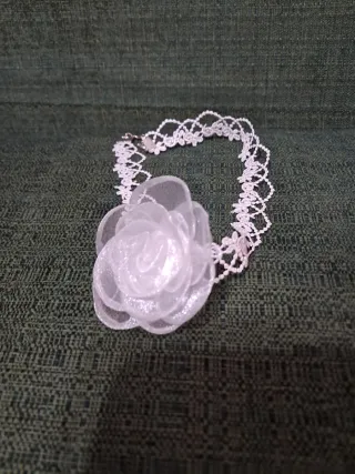 Gargantilla de encaje con flor