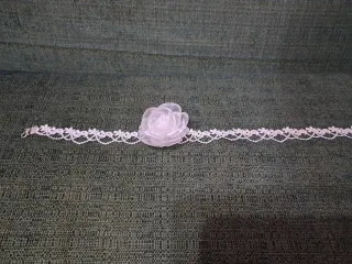 Gargantilla de encaje con flor
