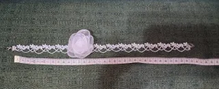 Gargantilla de encaje con flor