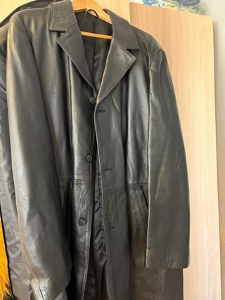 Chaquetón largo de cuero negro