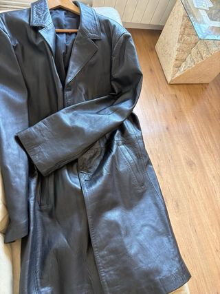 Chaquetón largo de cuero negro