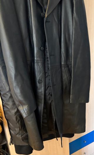 Chaquetón largo de cuero negro