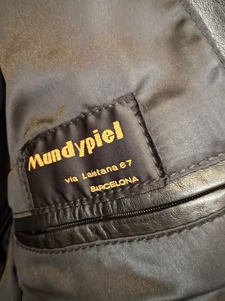 Chaquetón largo de cuero negro