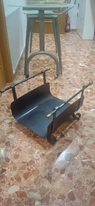 Revistero metálico negro