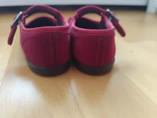 Zapatos niña terciopelo granate talla 22