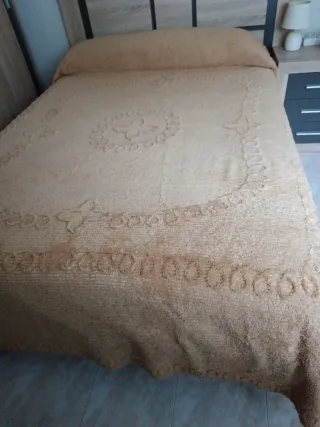 Colcha beige y marrón