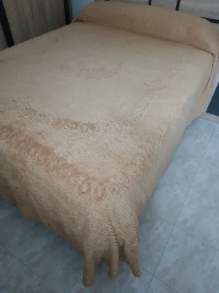 Colcha beige y marrón