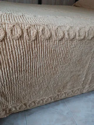 Colcha beige y marrón