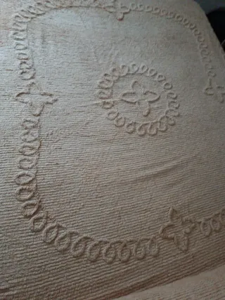 Colcha beige y marrón