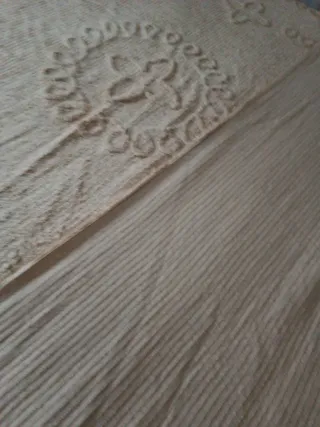 Colcha beige y marrón