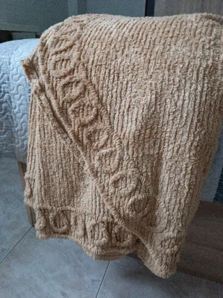 Colcha beige y marrón