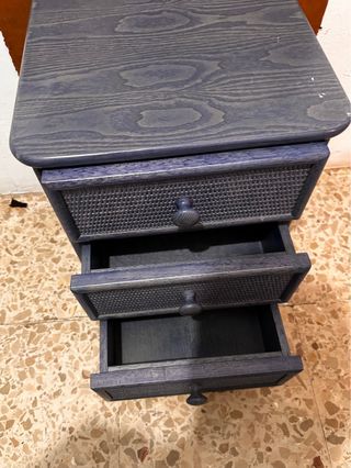 2 Mesitas de noche de mimbre y madera