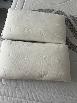 Colchón 150x190 casi nuevo regalo almohadas