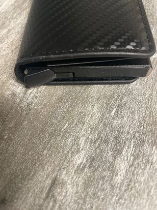 Billetera polipiel negra relieve