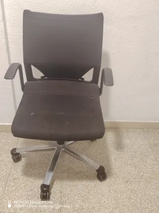 Silla de oficina negra y plateada