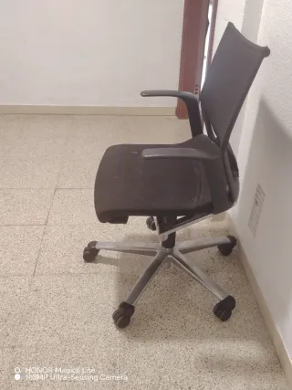 Silla de oficina negra y plateada