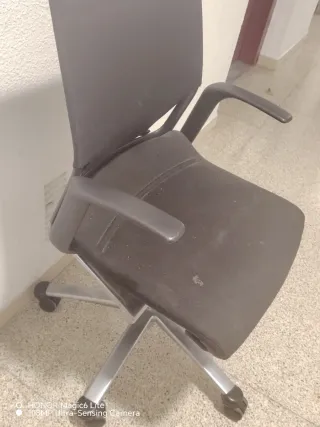 Silla de oficina negra y plateada