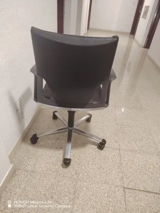 Silla de oficina negra y plateada