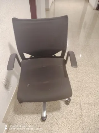 Silla de oficina negra y plateada