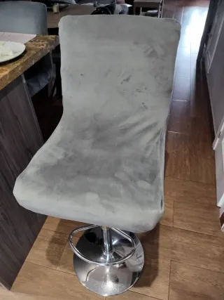 Taburete metálico gris son 4 tienen puesto una fun