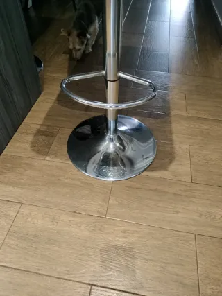 Taburete metálico gris son 4 tienen puesto una fun