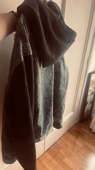 Cazadora vaquera con mangas y capucha