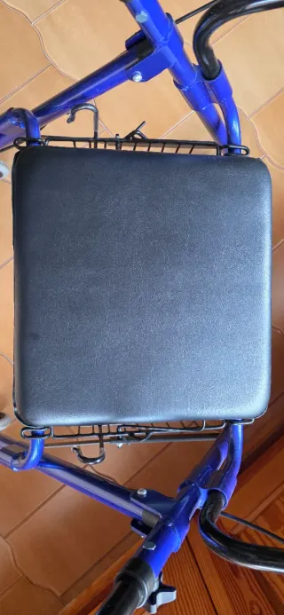 Andador para mayores con asiento y frenos