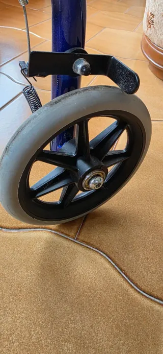 Andador para mayores con asiento y frenos