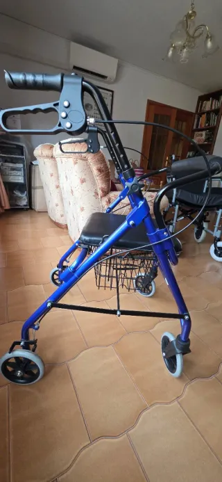 Andador para mayores con asiento y frenos