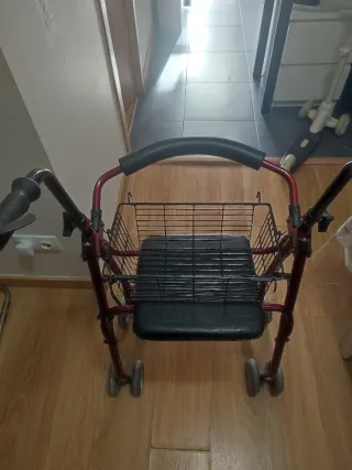 Andador Taca-taca con asiento y cesta