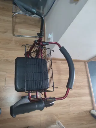 Andador Taca-taca con asiento y cesta