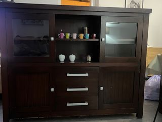 Aparador de madera y cristal