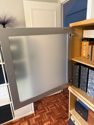 Estantería con puertas de cristal