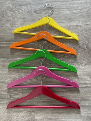 Set di 5 appendiabiti in legno colorati