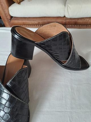 Sandalias de piel negras