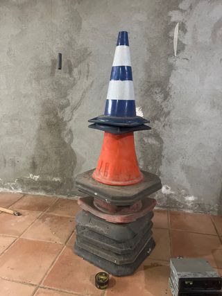 Conos de tráfico apilados