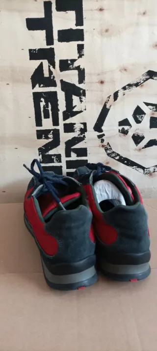 Zapatillas Prada grises y rojas