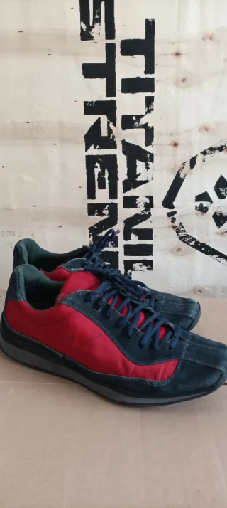 Zapatillas Prada grises y rojas