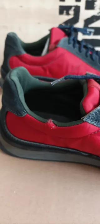 Zapatillas Prada grises y rojas