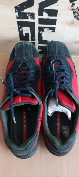 Zapatillas Prada grises y rojas
