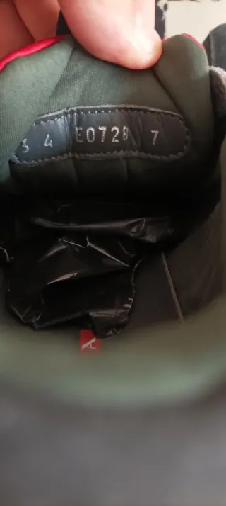 Zapatillas Prada grises y rojas