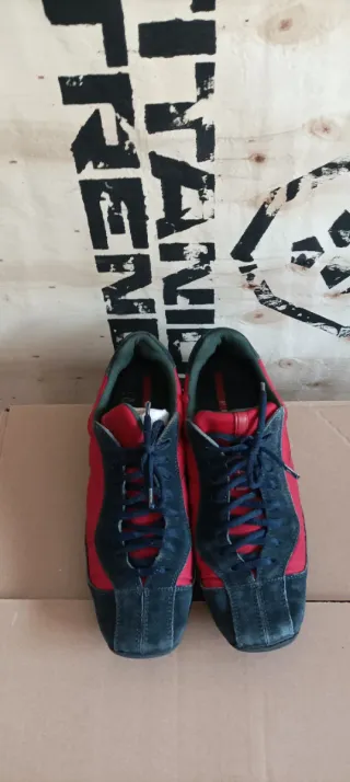 Zapatillas Prada grises y rojas