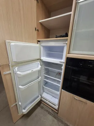 Cucina lineare legno e vetro