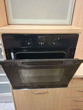 Cucina lineare legno e vetro